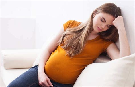 孕晚期肚子发硬发紧是怎么回事（讲解为什么孕晚期孕妈肚子又硬又紧） - 主妇去哪儿