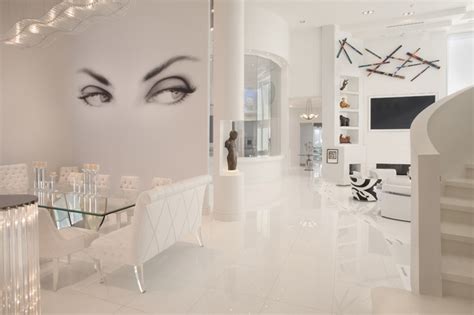 Colour Choice: How to Choose Between White and Cream Walls?