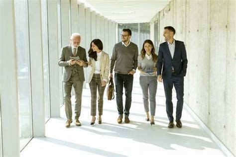 People Walking Office 的图像结果