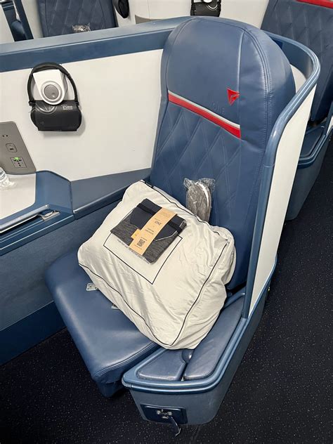 Flight Review: Delta Airlines Airbus A330 Delta One® - MSP-CDG - The ...