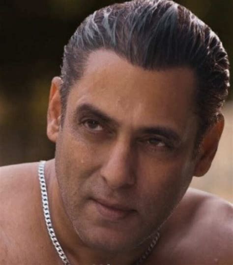 Shirtless Salman Khan flaunts his body, greets fans in Andaz Apna Apna ...