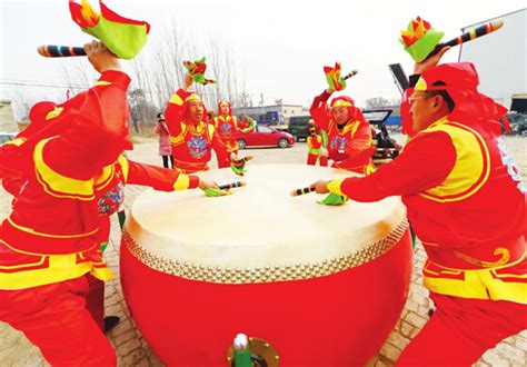 难老泉畔，晋祠社家鼓正在精彩表演。