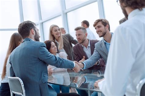 Businessman Shaking Hands 的图像结果