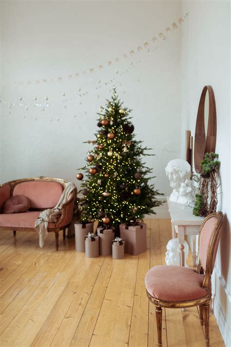 15 Minimalist Outdoor Christmas Decorations That Will Leave Your ...