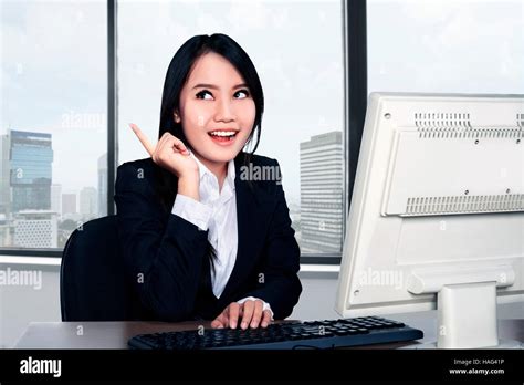 Happy Lady Using Computer 的图像结果