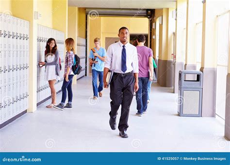 People Walking in a Hallway 的图像结果