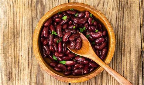 रूखी, बेजान त्वचा को इन खाद्य पदार्थों से दुरुस्त करें