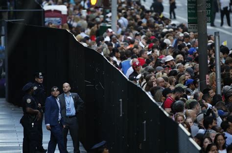 Thousands Flock to Catch a Glimpse of Pope Francis' New York Tour ...