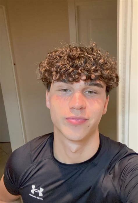 Pin di Betsy Gilbride su STYLES | Tagli di capelli ragazzo, Capelli ...