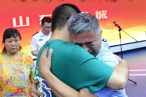 Matapos ang 24 taon, lalaki sa China nakasama ang anak na nakidnap ...