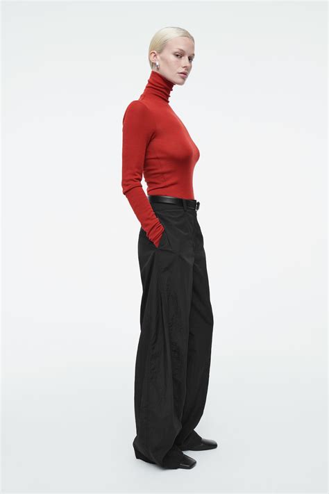 MERINO WOOL TURTLENECK TOP - RED