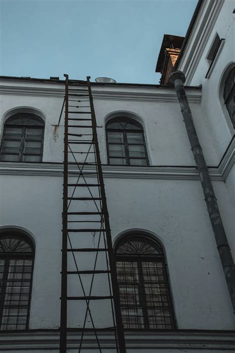 City Building Exterior 的图像结果