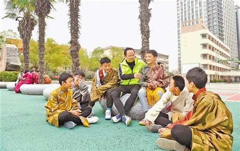 组图：福建三明市西藏班中学生欢送入藏新兵_新浪军事_新浪网