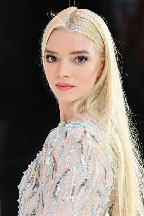 What is the best way to worship Goddess Anya, her oh so sexy pale legs ...