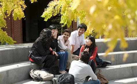 是选择中国留学生多的学校还是少的学校？
