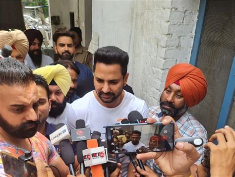 कुछ ही समय बाद पुलिस हिरासत से बाहर निकले पंजाबी अदाकार चीमा, मीडिया ...