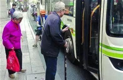 4月1日起实行60周岁以上老人免费乘车政策-老人公交卡办理条件 - 见闻坊