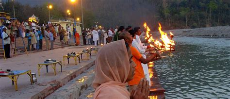 https://www.haridwarrishikeshtourism.com/rishikesh-temples/ganga-aarti-at-triveni-ghat.jpg