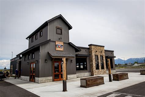 Pizza Restaurant and American Food Near Me in Belgrade | MacKenzie ...