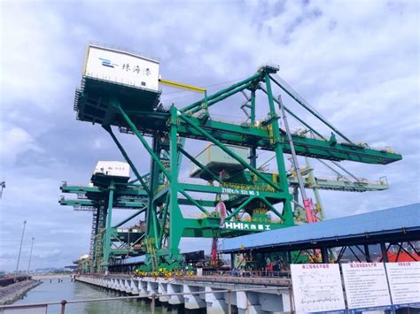 珠海港高栏港区再添重器！港弘码头新增卸船机成功上岸