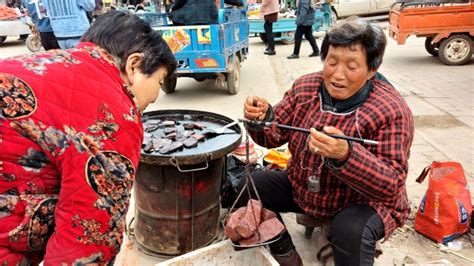 农村大集5元一碗“血美食”，67岁大娘卖了50年