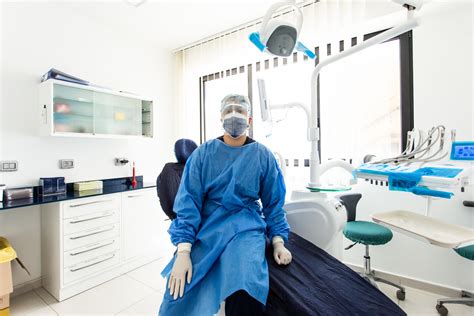 'Western Dental Sucks': Man Protests Dental Office With Guitar Solo ...