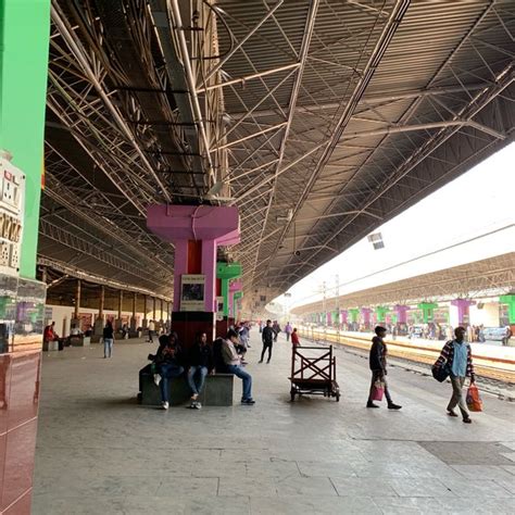 Howrah Station Local Train 的图像结果