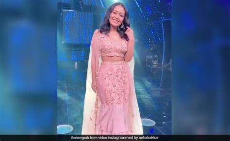 Neha Kakkar ने पिंक लहंगे में कराया Photoshoot, ट्रेडिशनल लुक में दिखा ...
