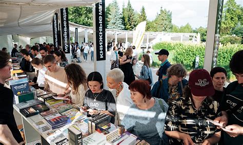 Летний книжный фестиваль прошел в тени Хоррият | The Art Newspaper ...