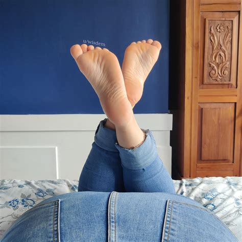 While I read, you can watch my toes flex and scrunch 💖👀 : r/ScrunchedSoles