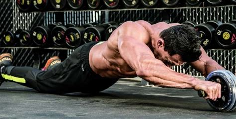 मजबूत आणि कणखर कोरसाठी Ab-Wheel Rollouts करणे का गरजेचे आहे? | You Must ...