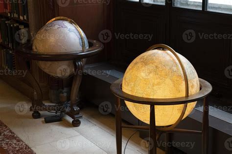 Old Earth Globe 的图像结果