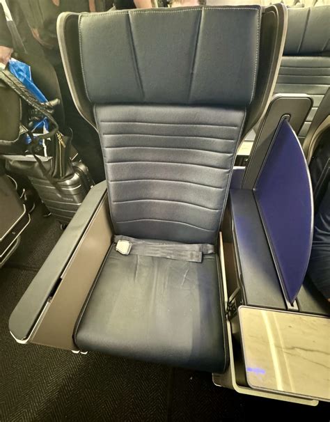 Flight Review: United Airlines Airbus A321neo First Class - IAH-ORD ...