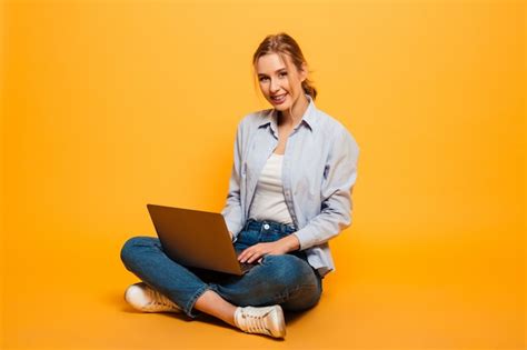 Happy Lady Using Computer 的图像结果