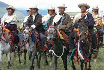 参加赛马比赛的藏族骑手们