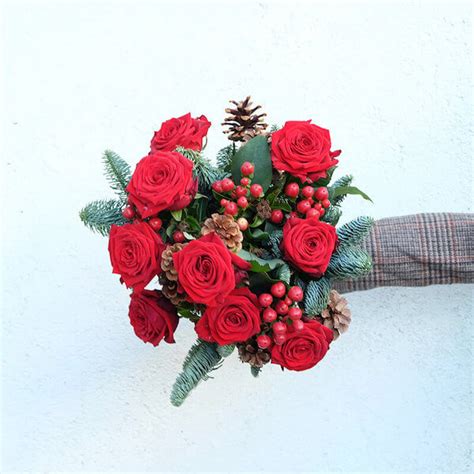 https://www.bourguignonfloristas.es/media/wysiwyg/ramo-rosas-rojas-navidad.jpg