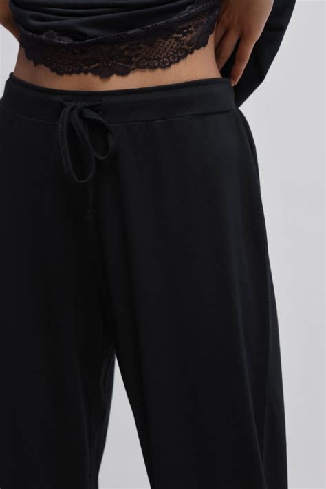 Delicate Black Lace Capri – NeceSera