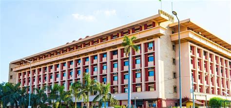 నిలిచిపోయిన ప్రాజెక్టులను అందించడానికి గృహనిర్మాణ మంత్రిత్వ శాఖ ఒక ...