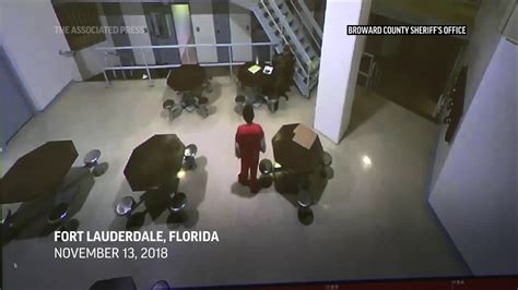 Video: Florida massacre suspect attacks jail guard
