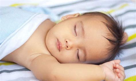 为什么宝宝睡觉摆出“投降”姿势？别惊讶，这是他的本能