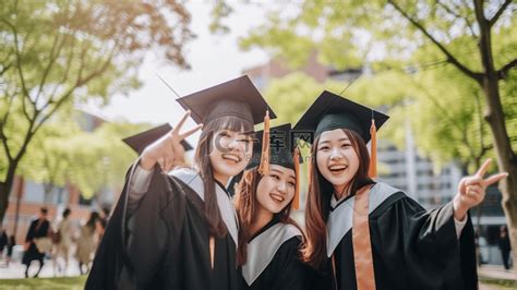 毕业季三个大学生穿着学士服拍毕业照高清摄影大图-千库网