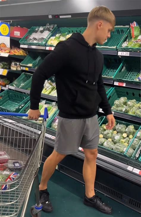 My Sweatpants Bulge : r/PublicBulges