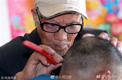 老人花10元剃头后满头伤口最新素材