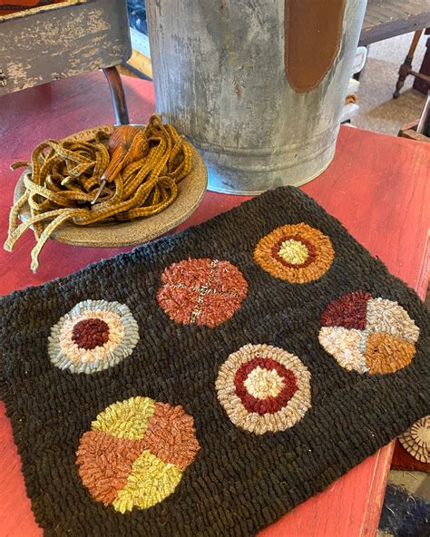 Rug Hooking Patterns 的图像结果