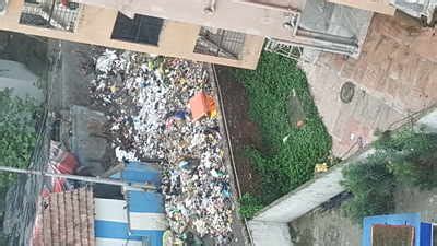 Road turns into garbage dump, Park Circus - Times of India