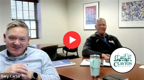 Business People Walking in Clayton MO 的图像结果