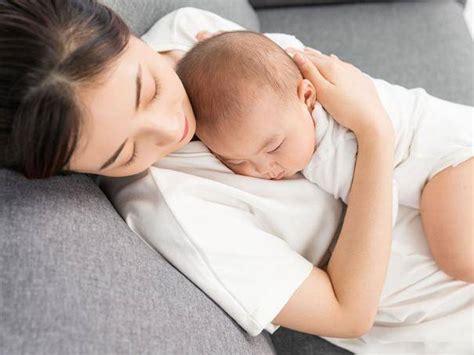初生婴儿第一个月，你是如何照顾的，怎样有好的睡眠？_宝宝