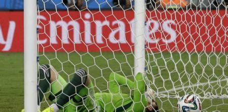 Kerzhakov salva los muebles a Rusia en un partido de alta pirotecnia