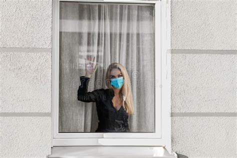 冠状病毒 冠状病毒患者透过窗户，戴面罩，从病中恢复 库存照片. 图片 包括有 冠状病毒患者透过窗户，戴面罩，从病中恢复 - 198152894