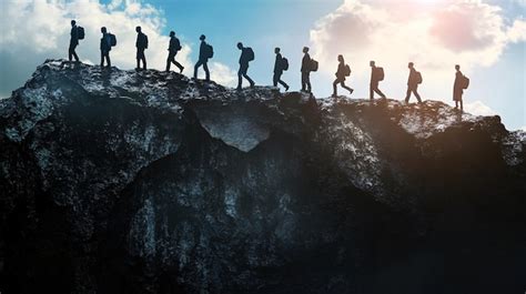 Business People Walking Up Mountain 的图像结果